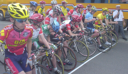 Voor de start: Amstelrenners Rik Couturier, Patrick Bos, Dennis Andriessen, Joris van den Tol en Bas Leupen